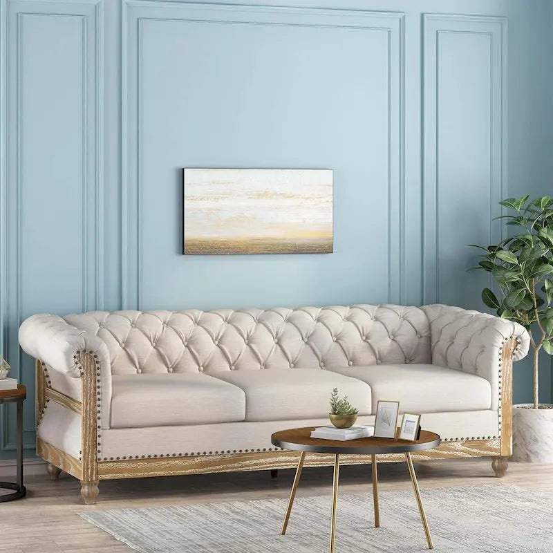 Beiges Chesterfield-Dreisitzersofa mit Knopfheftung und Holzfüßen