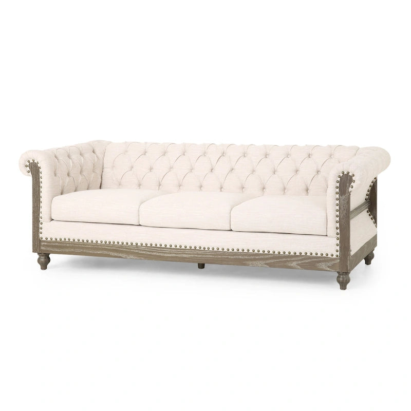 Beiges Chesterfield-Dreisitzersofa mit Knopfheftung und Holzfüßen