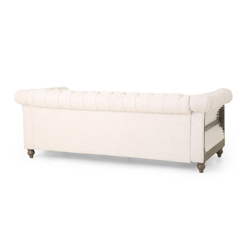 Beiges Chesterfield-Dreisitzersofa mit Knopfheftung und Holzfüßen