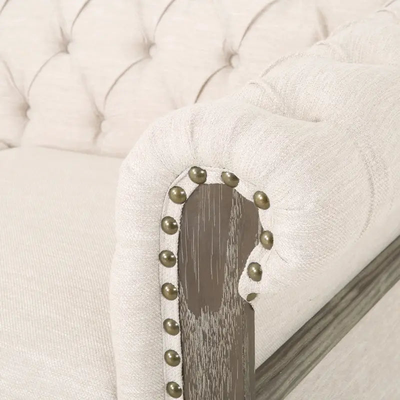 Beiges Chesterfield-Dreisitzersofa mit Knopfheftung und Holzfüßen