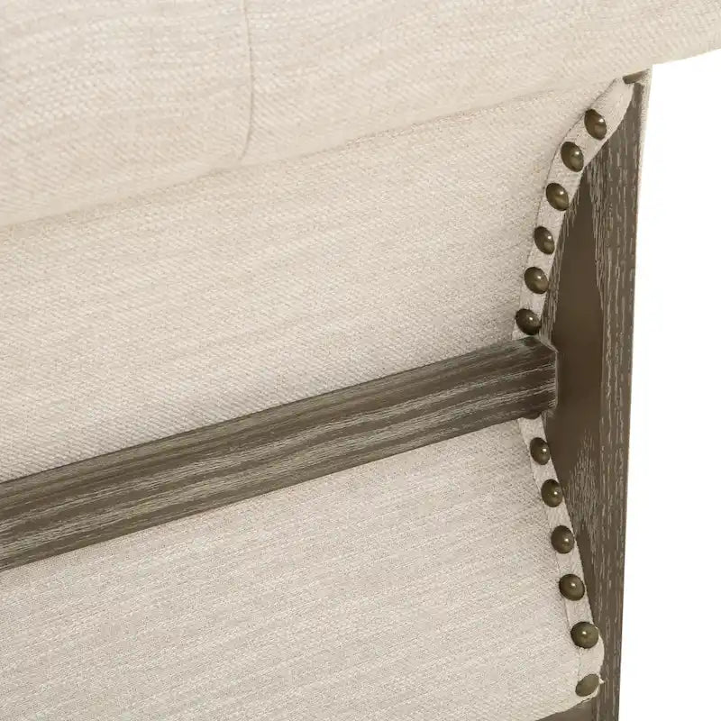 Beiges Chesterfield-Dreisitzersofa mit Knopfheftung und Holzfüßen