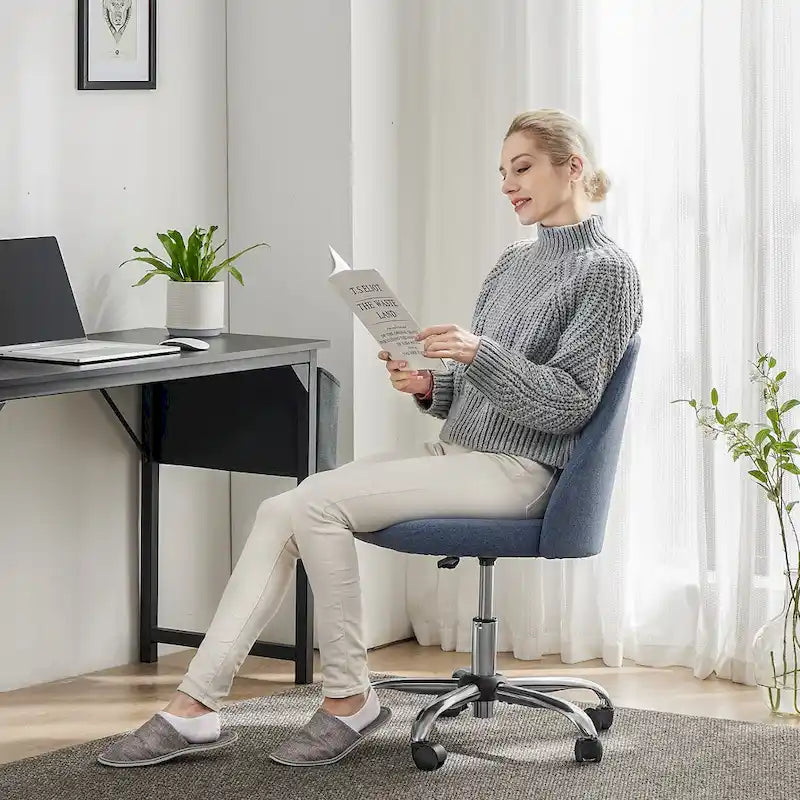 Armloser Home Office Schreibtischstuhl mit Rollen für kleine Räume
